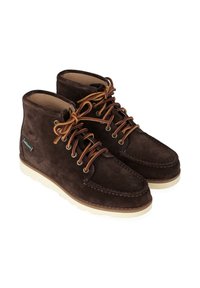 Stivaletti alla caviglia in suede marrone con lacci beige, cuciture rinforzate e suola in gomma avorio. Presenta un'etichetta laterale con il logo del brand.