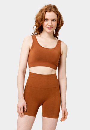 Brązowy krótki top na ramiączkach i szorty z wysokim stanem z gładkiego, elastycznego materiału. Prosty design z dopasowanym krojem i elastyczną talią.