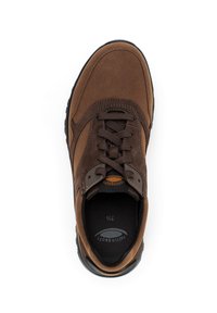Braune Wildleder-Sneaker mit runder Spitze, flachen braunen Schnürsenkeln und einer strukturierten schwarzen Gummisohle. Das Innere bietet eine weiche Polsterung und ein Logodesign.