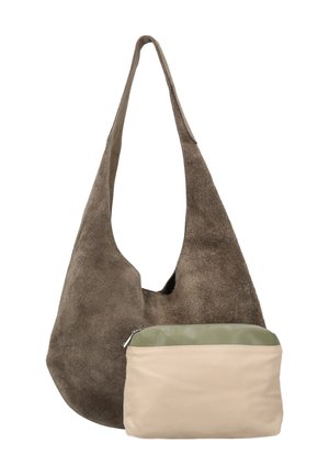 Grå ruskind skuldertaske med bred rem, ledsaget af en lille beige og olivengrøn lynlåspung foran.