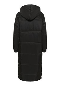 Čierna puffa bunda s kapucňou, s dlhým strihom, prešívanou textúrou a pletenými manžetami. Hladká látka a minimalistický štýl.