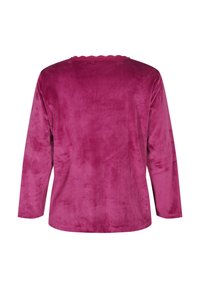 Maglietta a maniche lunghe in tessuto plush fucsia con una texture liscia, caratterizzata da un colletto ondulato sul retro.
