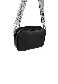 Bolso rectangular negro tipo bandolera hecho de cuero sintético, con texto en relieve, correa ajustable gris con letras negras y herrajes en color oro rosado.