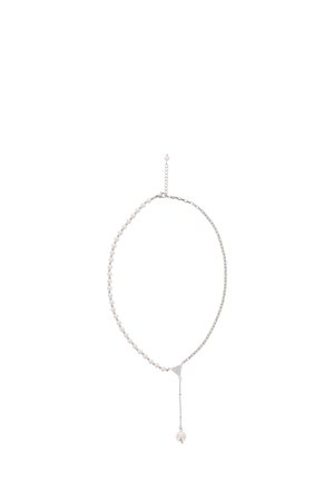 Silverhalsband med ett pärlformigt mönster, prytt med vita pärlor och en triangulär berlock. En kedjehäng med en pärlaccent.