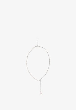 Silberne Halskette mit einem Perlen-Design, mit weißen Perlen und einem dreieckigen Anhänger. Eine Kette mit einem Perlenakzent.