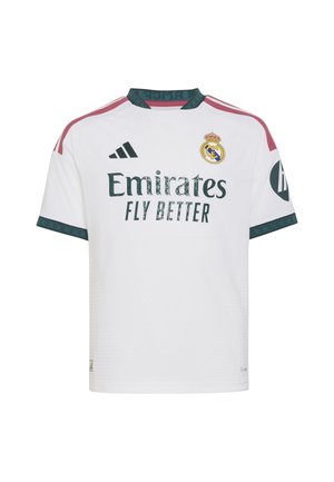 Camiseta de fútbol blanca del Real Madrid con el logo de Emirates Fly Better, logo de Adidas, escudo del club y acentos en burdeos y verde oscuro en las mangas y el cuello.