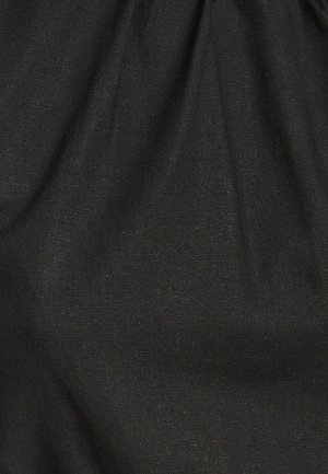 Zwart weefsel met een fijne, licht gestructureerde binding, met een subtiele glans en zachte drapeereigenschappen. Geen duidelijke patronen of accenten.