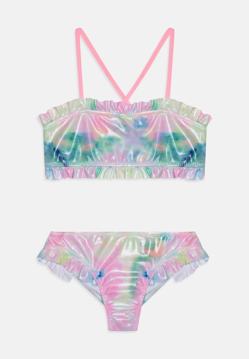 Ensemble de bikini deux pièces avec un motif tie-dye multicolore, une finition brillante, des bords volantés et de fines bretelles roses sur le haut.