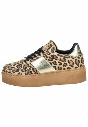 Sneaker con stampa leopardata con accenti dorati metallici, lacci neri e una suola piatta color sabbia. Presenta una tomaia in tessuto testurizzato.