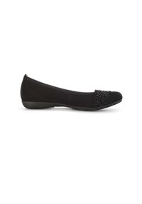 Zapato plano negro con parte superior de ante y una puntera texturizada adornada con pequeñas tachuelas negras. Suela de goma flexible con punta redondeada.