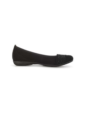 Chaussure plate noire avec un dessus en daim et un bout texturé orné de petits clous noirs. Semelle en caoutchouc flexible avec un bout arrondi.