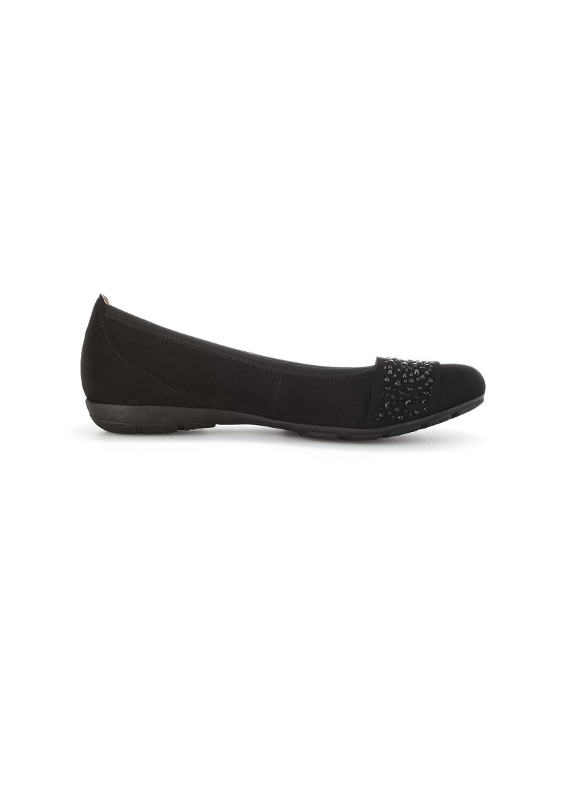 Zapato plano negro con parte superior de ante y una puntera texturizada adornada con pequeñas tachuelas negras. Suela de goma flexible con punta redondeada.