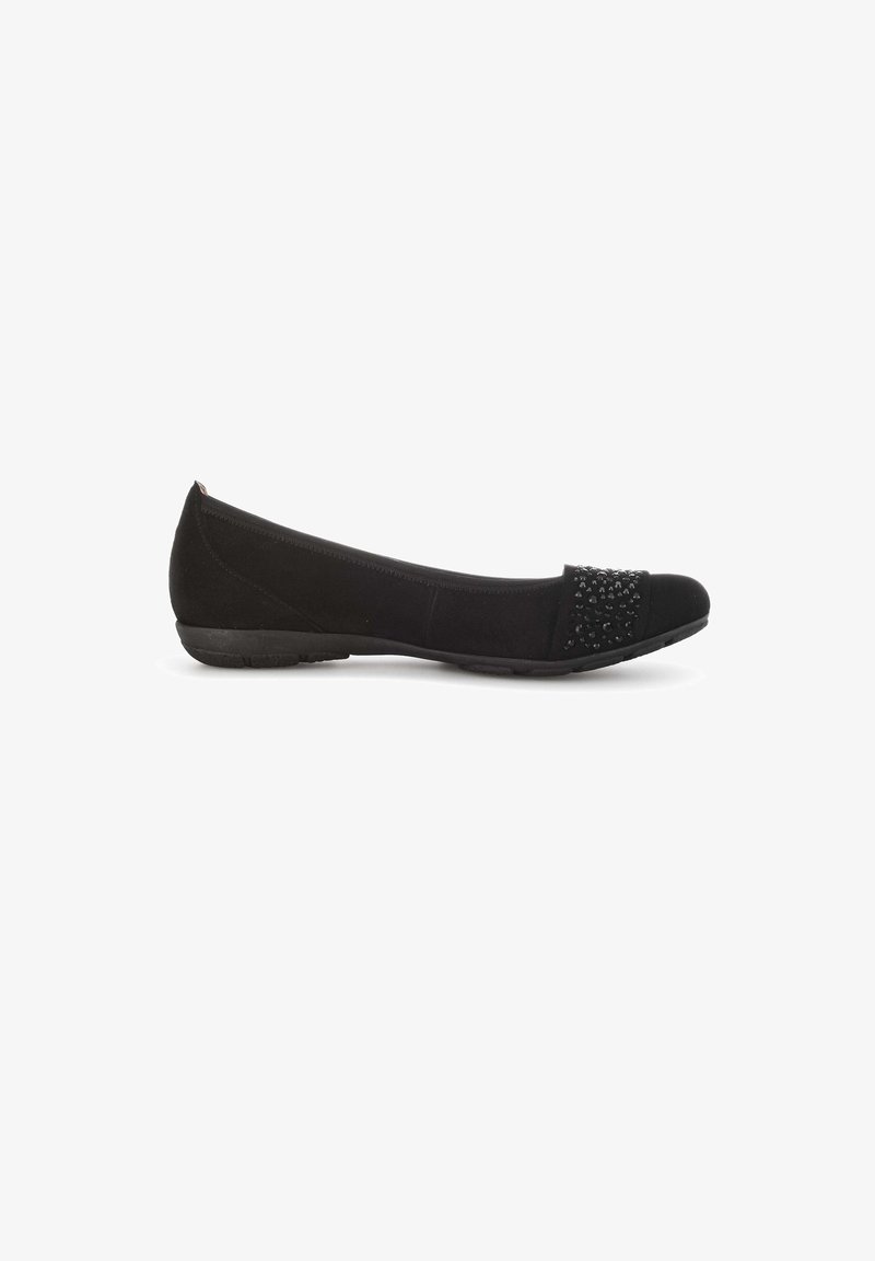Zapato plano negro con parte superior de ante y una puntera texturizada adornada con pequeñas tachuelas negras. Suela de goma flexible con punta redondeada.