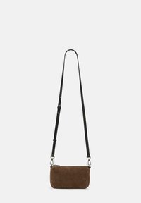 Mała brązowa torba z zamszu na ramię, z regulowanym czarnym paskiem i srebrnymi zapięciami, na jasnym jednolitym tle.