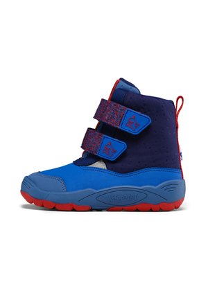 Kinder-Winterstiefel in Blau mit roten Sohlen, zwei Klettverschlüssen mit Wal-Logos und einem roten Zuggurt hinten.