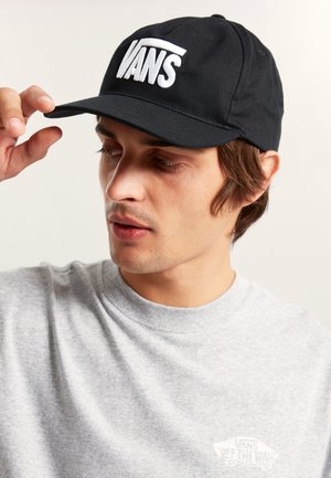 Cappellino nero con logo "VANS" bianco ricamato sul davanti. Forma strutturata con visiera curva e tessuto morbido.