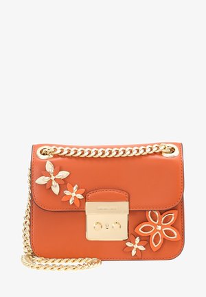 Orange læderhåndtaske med guldkæde rem, guldspænde og dekorative blomsterapplikationer i orange og guld på frontklappen.