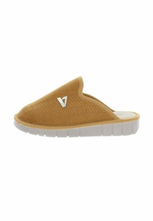 Zapato marrón tipo slip-on con patrón texturizado, detalle de logo blanco en el lateral y suela blanca gruesa y flexible.