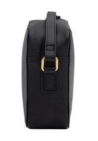 Borsa a mano rettangolare nera texturizzata vista di lato con tracolla e fibbia rettangolare in metallo dorato.