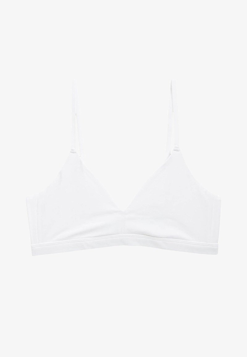 Witte bralette van een gladde, rekbare stof, met driehoekige cups, verstelbare dunne bandjes en een brede onderband voor ondersteuning.