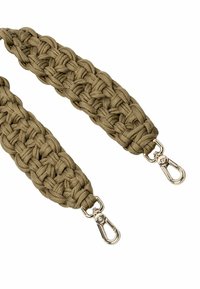 Olijfgroene gevlochten paracordriem met metalen drukkers aan beide uiteinden. Gelaagd oppervlak met een ingewikkeld weefpatroon.