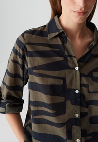 OPUS LOOSE FIT PRINT - Camicia - olive leaf