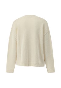 Cremefarbener Pullover mit strukturiertem Strick, überschnittenen Schultern und gerippten Bündchen und Saum. Rückansicht, entspannte Passform.