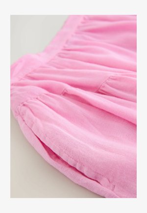 Světlá růžová látková sukně se strukturovaným řasením, vyrobená z měkkého, lehkého materiálu s hladkým povrchem, zdůrazňující její pohodlný a splývavý tvar.