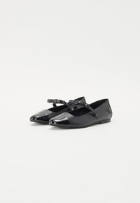 Balerini negre cu finisaj din piele netedă, vârfuri din piele lacuită și detaliu decorativ sub formă de fundiță pe curea. Talpă plată, formă rotunjită.