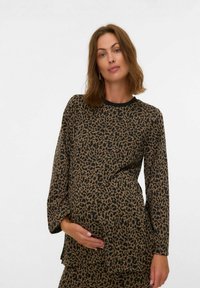 Majica za trudnice s leopard printom u smešastoj i crnoj boji, dugih rukava, okruglog izreza, meke teksture i ležernog kroja, dizajnirana za udobnost.