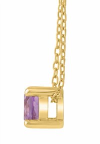 Guldvedhæng med halskæde, der har en rektangulær, facetslebet lilla ædelsten sat i en glat, poleret guldrand med en fin kæde.