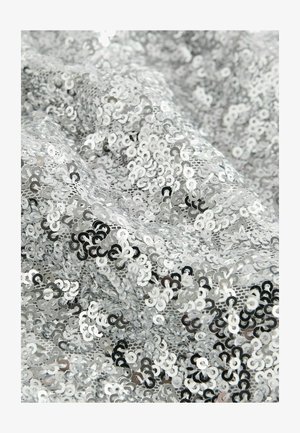 Srebrna tkanina s cirkonima u obliku krugova raznih veličina, koja stvara teksturiranu, reflektirajuću površinu koja izgleda naborano.