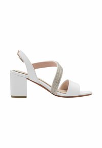 Sandale blanche à talon carré. Comprend deux larges brides et une bride diagonale ornée d'accents métalliques. Fini en cuir lisse.