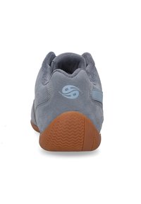 Hellblaues Wildleder-Sneaker mit gepolstertem Kragen, brauner Sohle und hellblauem Logo auf der Rückseite, von hinten auf einem weißen Hintergrund gezeigt.