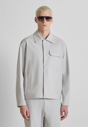 REGULAR FIT IN COMPOUND WITH PATCH LOGO ON SLEEVE - Jas - light grey