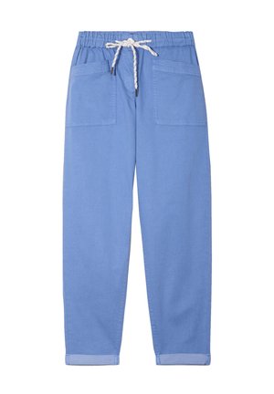 Lichtblauwe katoenen broek met een elastische tailleband en een trekkoord, voorzien van twee voorzakken en opgerolde manchetten.