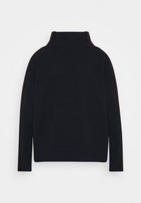 Sort strikket sweater med høj hals, med ribbede detaljer og kontrasterende mørkerøde sidelapper. Lange ærmer og et tætsiddende kant.