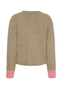 Beige, kort sweater med en blød tekstur. Har lange ærmer med ribstrikkede lyserøde manchetter. Enkel rund halsudskæring uden synlige lukkedetaljer.