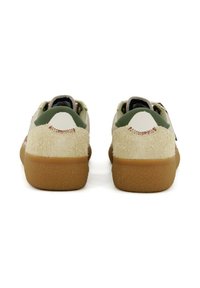 Sneaker con un retro in suede beige, accenti verdi e suole in gomma solida. Presentano dettagli cuciti e una finitura testurizzata.