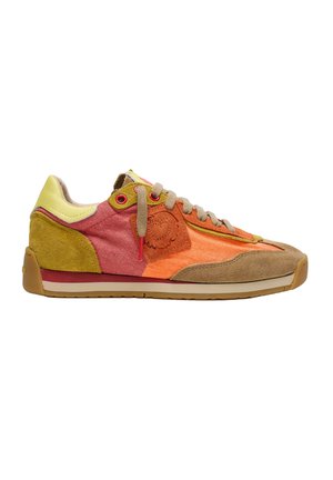 Niedriger Sneaker mit orangefarbenen, roten, gelben und braunen Einsätzen, beigen Schnürsenkeln und einer Gummisohle, von der Seite auf weißem Hintergrund gezeigt.