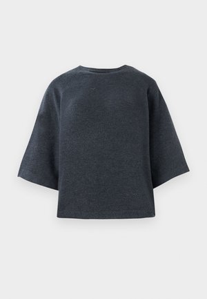 Uglasta siva, kratkih rukava, pulover izrađen od mekog materijala; ima okrugli izrez i opušteni kroj; glatka tekstura bez vidljivih uzoraka.