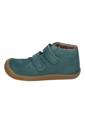 Teal Wildleder Stiefeletten mit zwei Klettverschlüssen, brauner Gummisohle und gepolsterter Innenauskleidung für Komfort. Verstärkung in der Zehenkappe.