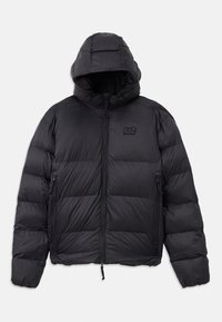 Schwarze Pufferjacke mit Kapuze, die eine kastige Form, gepolsterte Abschnitte, Reißverschlusstaschen und ein kleines Logo-Patch auf der Brust hat.
