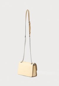 Bolsa crossbody de couro amarelo acolchoado com uma corrente e alça de couro, apresentando um design de aba e um discreto detalhe de logotipo.