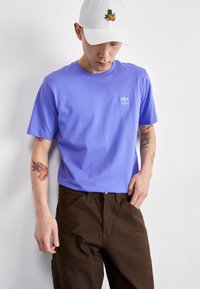 adidas Originals TREFOIL ESSENTIALS - Camiseta estampada - semi blue