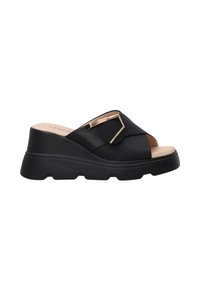 Černé wedges sandály s perforovaným svr�škem, zdobené zlatým akcentem a hladkou podešví. Zvednutý design platformy pro pohodlí a styl.