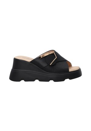 Černé wedges sandály s perforovaným svrškem, zdobené zlatým akcentem a hladkou podešví. Zvednutý design platformy pro pohodlí a styl.