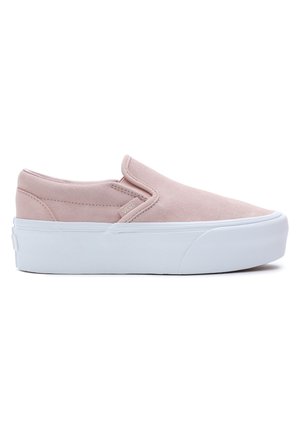 Lyserød ruskind slip-on sneaker med tyk hvid gummiplatformsål og lille Vans logotab på siden.