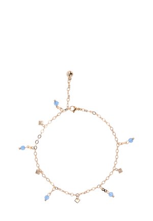 Náramek z pozlaceného řetízku se modrými korálky a geometrickými přívěsky. Design zahrnuje různé tvary a zapínání na karabinku.
