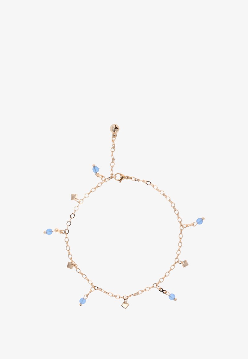 Arany színű lánc karkötő kék gyöngyökkel és geometrikus charmokkal. A dizájn különböző formákat tartalmaz, és homárkarabíneres záródással rendelkezik.